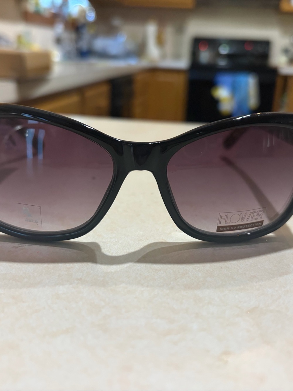 Women's Black Sunglasses with Gradient Lenses Flower Holly FLR1002. NWT